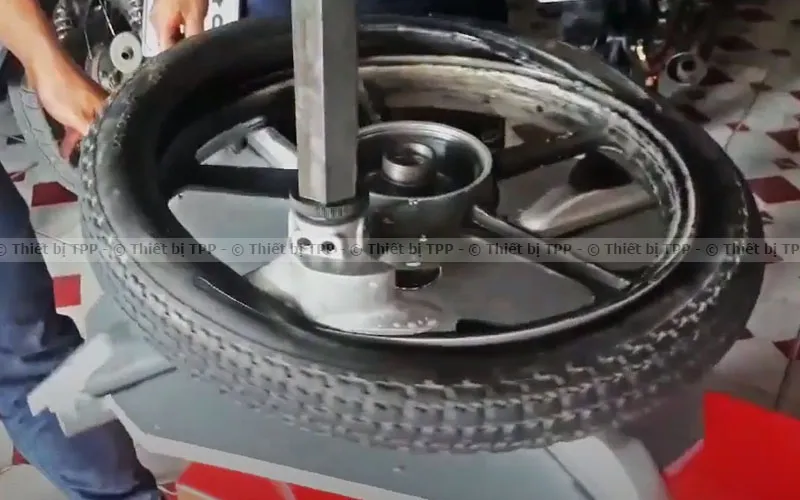 Hướng dẫn sử dụng máy ra vào lốp để tháo lốp xe máy