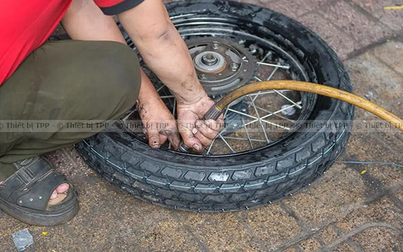 Quy trình bơm lốp xe máy và kiểm tra sau khi tháo lắp