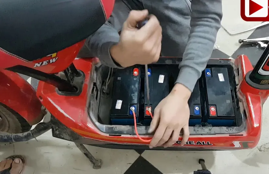 thay ắc quy xe máy điện YADEA XMEN NEO