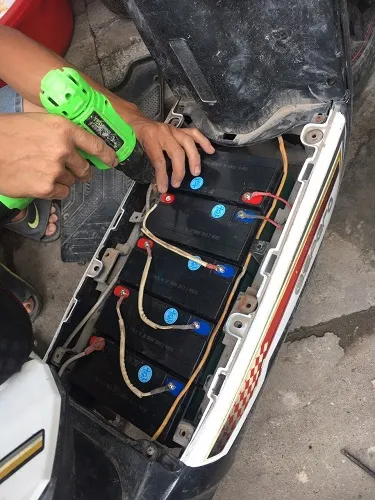 Thay ắc quy xe máy điện YADEA XMEN NEO