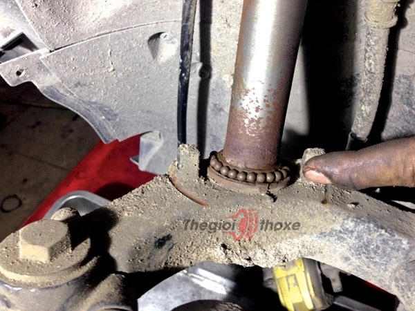Cách Siết Chén Cổ Xe Máy Đúng Kỹ Thuật: Hướng Dẫn Chuyên Sâu Cho Thợ Xe