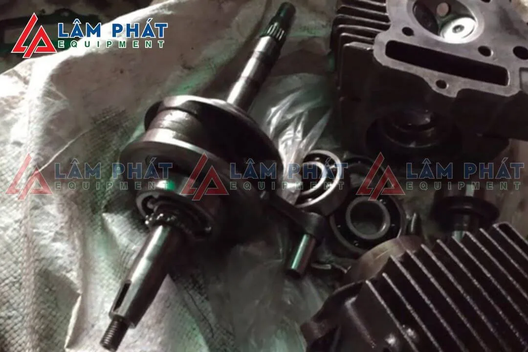 Kỹ thuật viên đang tiến hành thay dên xe máy khi bị hư hỏng nặng