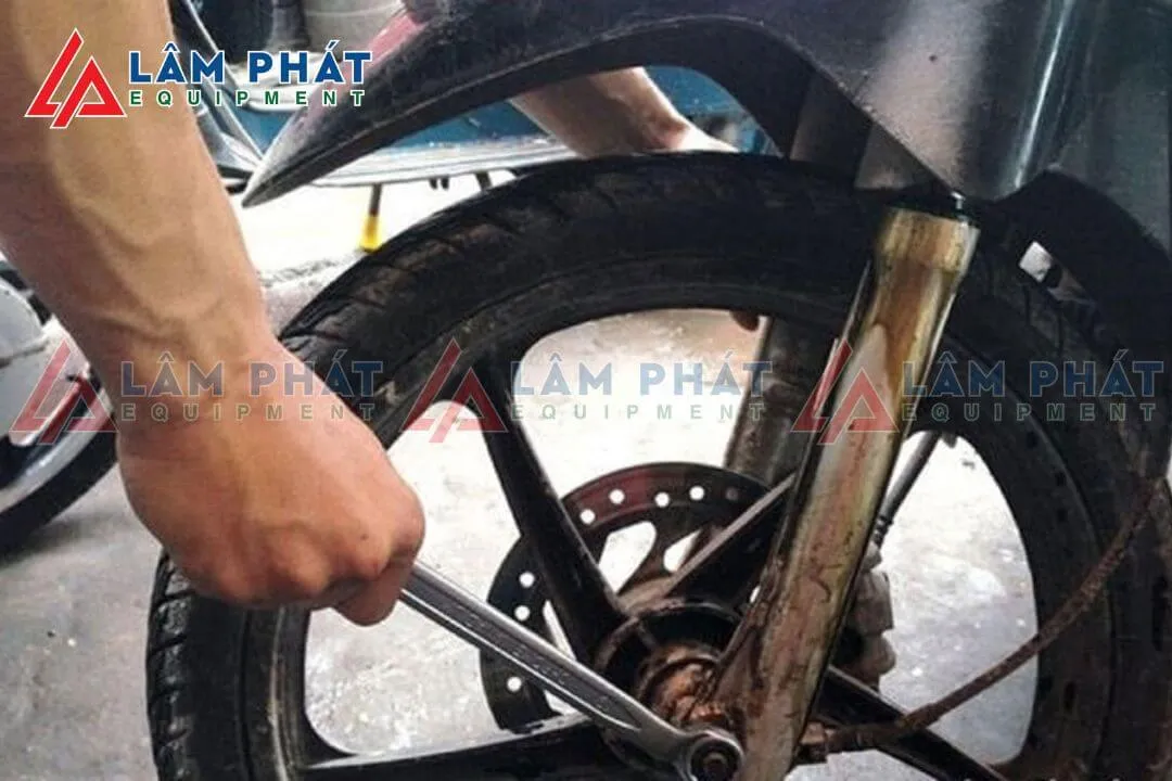 Hiện tượng phuộc xe máy bị chảy dầu giảm xóc cần kiểm tra