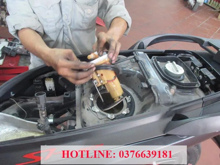 thay loc xang xe may 4