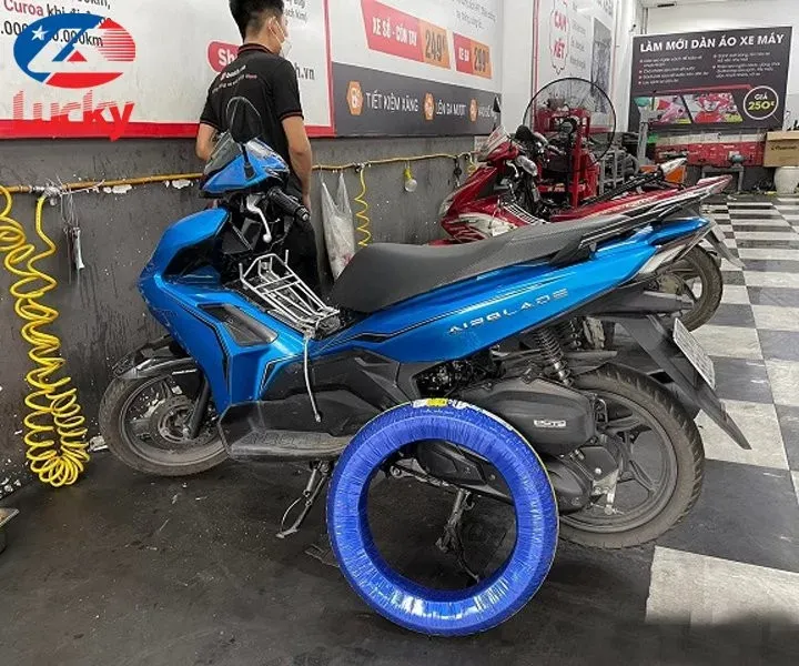 Thay lốp xe máy Honda có giá từ 500.000 - 4.000.000 đồng