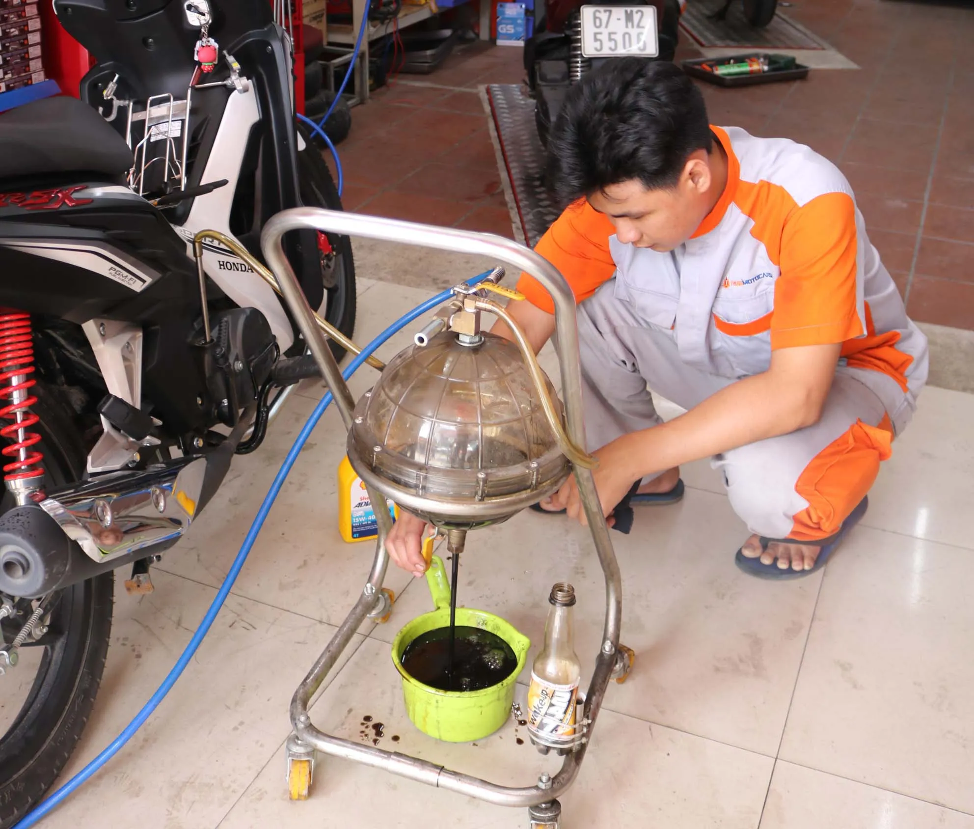 Thay nhớt định kỳ để đảm bảo xe luôn đi êm, tránh tình trạng thiếu nhớt hoặc nhớt biến chất, là một phần quan trọng của bảo dưỡng định kỳ.