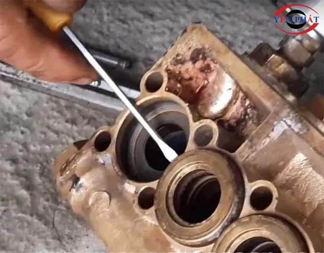 Lắp đặt đầu bơm sau khi đã thay phớt máy rửa xe