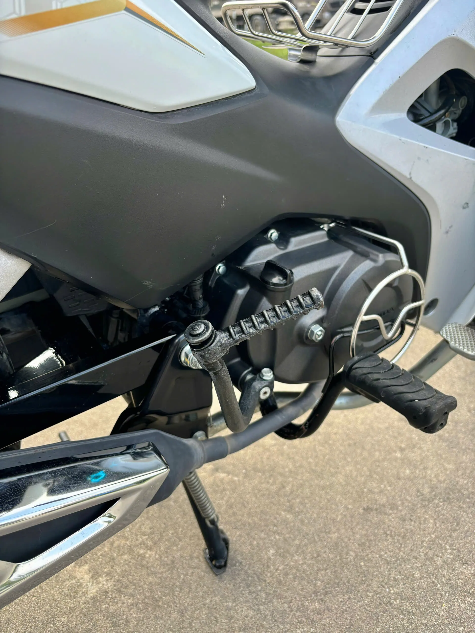 Toàn cảnh chiếc Wave Alpha 110 đời 2022 màu trắng bạc đen