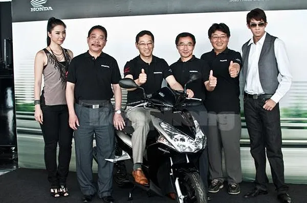 Thiết kế đèn pha đôi và kiểu dáng thể thao của xe máy Air Blade 2011