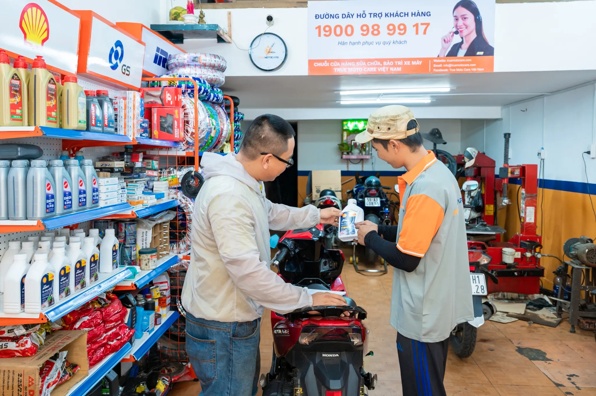 Thợ sửa xe tư vấn loại nhớt phù hợp cho khách hàng, đảm bảo lựa chọn loại dầu phù hợp với thông số kỹ thuật dầu của từng loại xe.