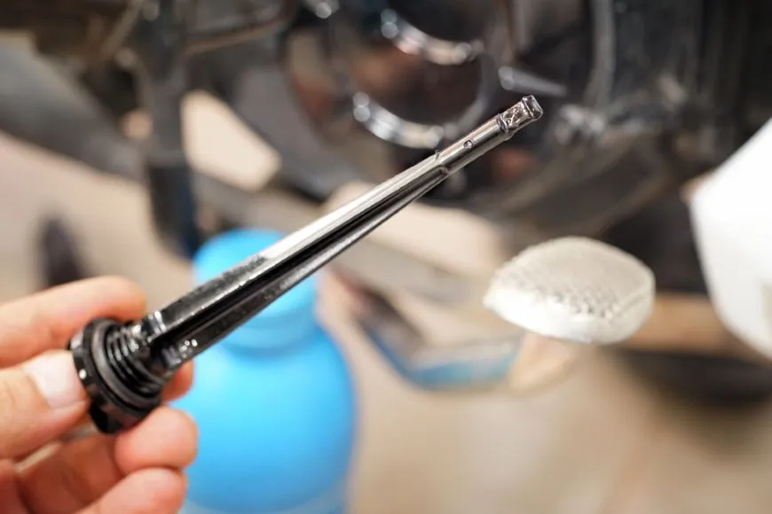 Thực hiện các bước kiểm tra dầu nhớt xe máy đơn giản tại nhà