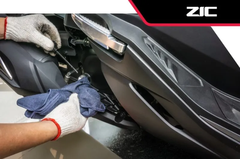 Thực hiện cách xem que thăm nhớt xe máy Honda đúng kỹ thuật