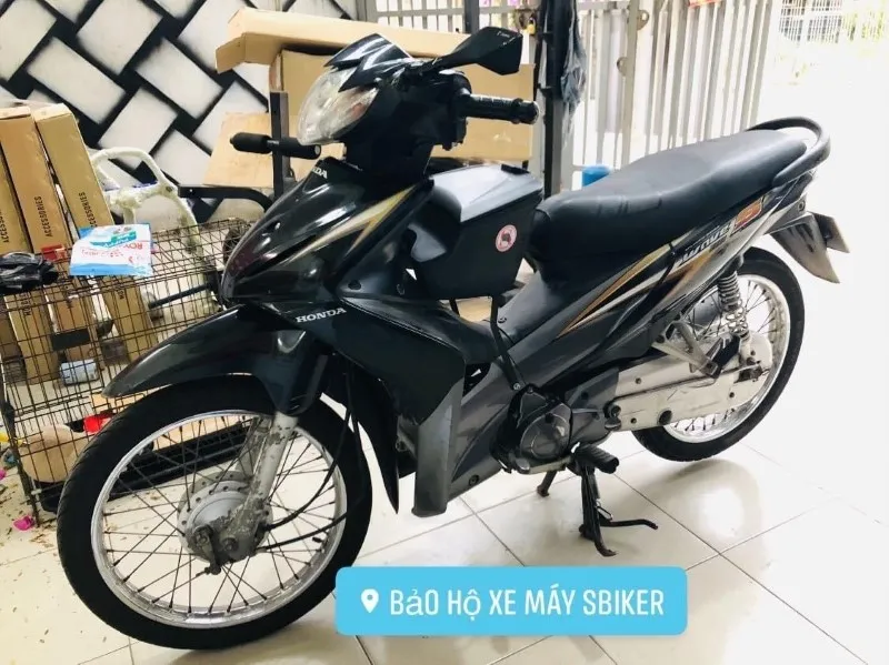 Thùng giữa Givi dành cho Wave S 100/110 sau khi được lắp đặt hoàn chỉnh, thể hiện sự gọn gàng và thẩm mỹ.