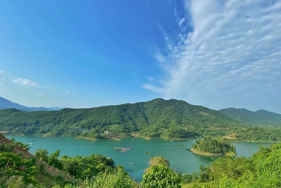 Thung Nai, Hòa Bình, một "Vịnh Hạ Long trên cạn" với cảnh quan hồ nước tuyệt đẹp