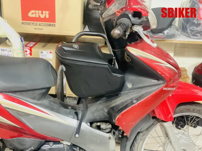 Thùng giữa Givi dành cho xe Wave S 110 giúp tăng khả năng chứa đồ cho xe.