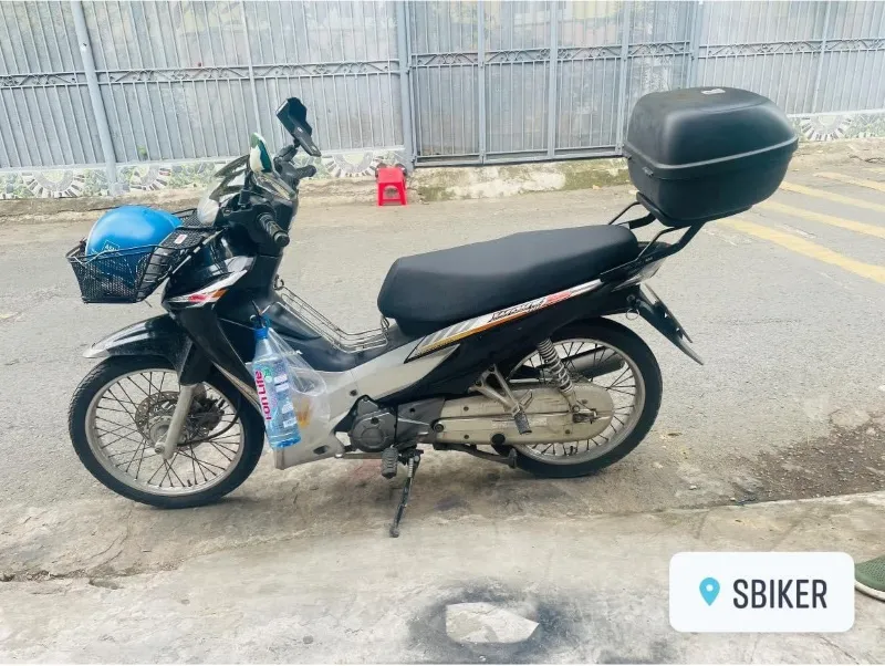 Ảnh chụp thực tế thùng giữa xe Wave S 110 sau khi lắp đặt, cho thấy sự hòa hợp về thiết kế.