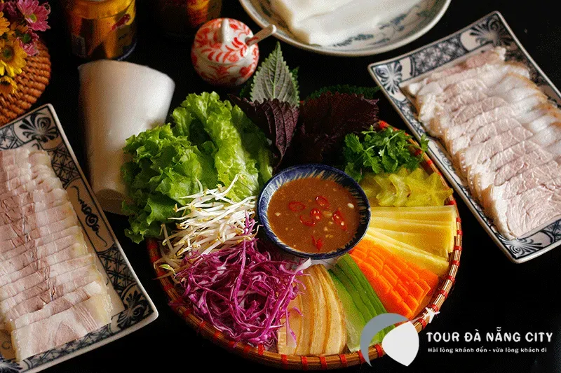 Thưởng thức món bánh tráng thịt heo sau chuyến hành trình bằng dịch vụ thuê xe máy giá rẻ