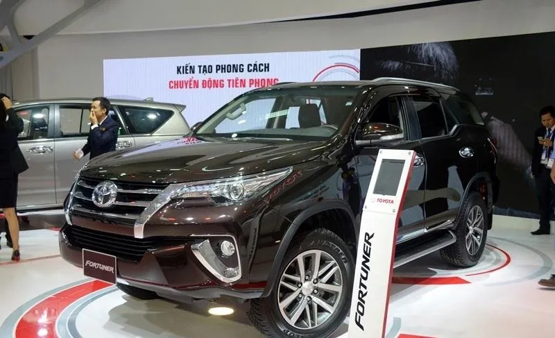 Toyota Fortuner 2019 máy dầu số tự động màu trắng nhập khẩu Indonesia