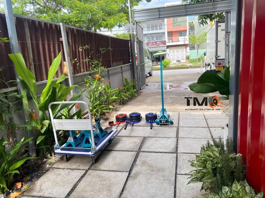 Kỹ thuật viên đang kiểm tra lốp đã tráng chống đinh