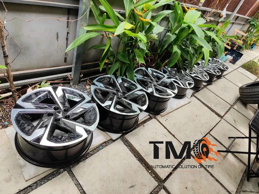 Toàn cảnh hoạt động tại trung tâm cung cấp dịch vụ tráng lốp chống đinh