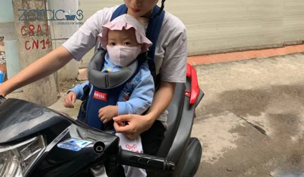 Di chuyển an toàn: Đảm bảo tư thế và cách che chắn cho bé khi đi xe máy