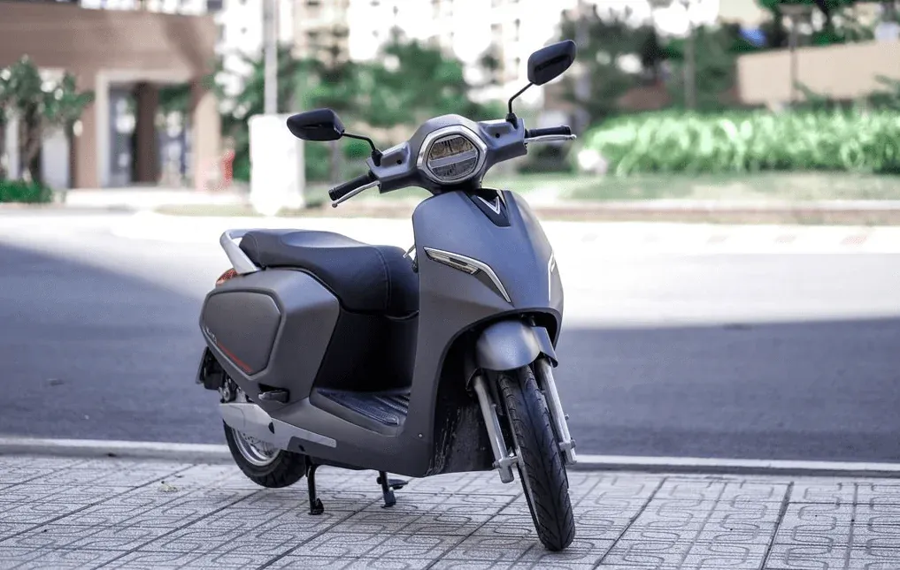 Xe máy điện Vinfast Klara màu trắng đang đỗ trên đường phố