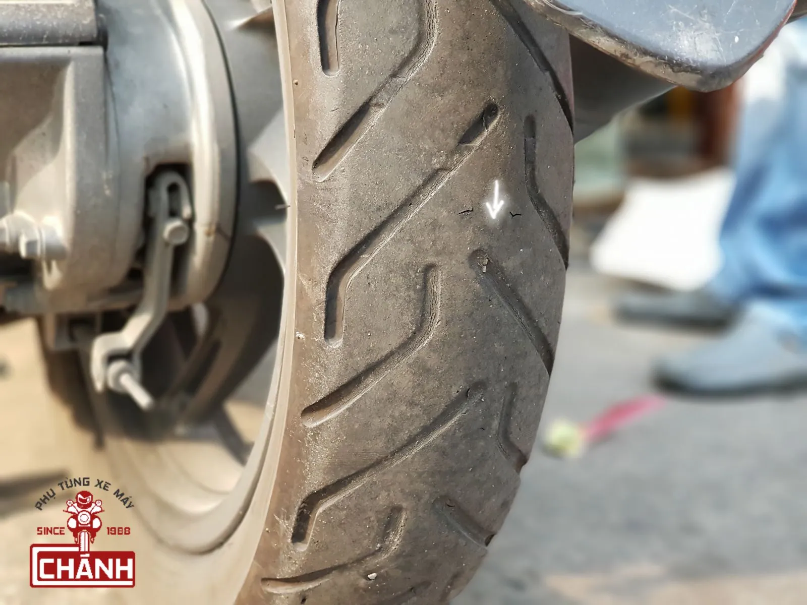 Hình ảnh rãnh gai giữa của vỏ bánh sau PCX bị cạn, nông