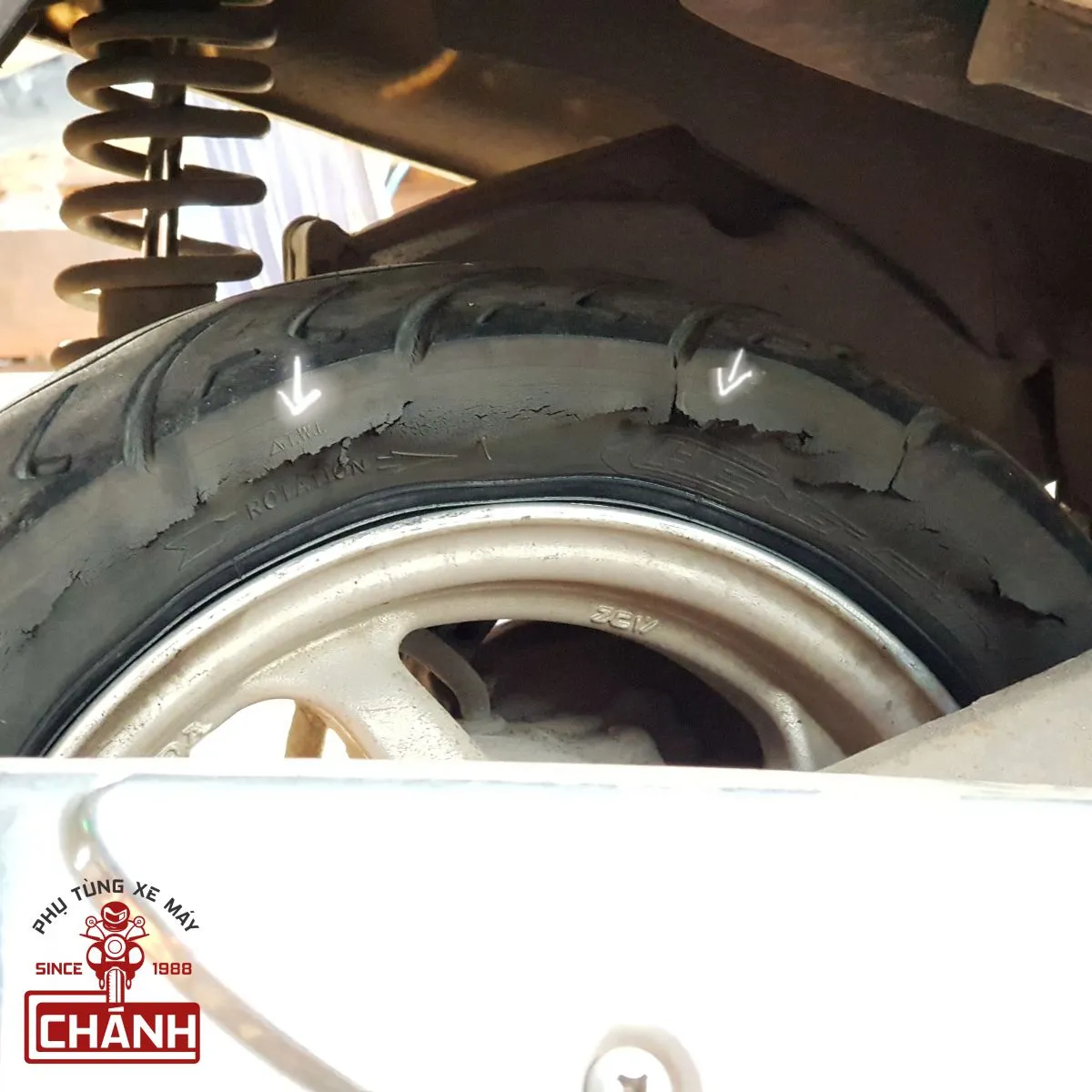 Trên vành vỏ xe bị rạn nứt nhiều đường khá sâu