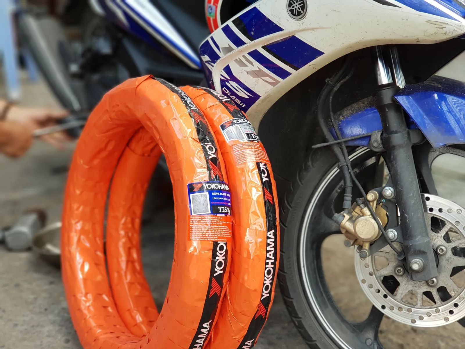 Bao bì vỏ trước và sau xe Nouvo 5 SX chính hãng Yokohama