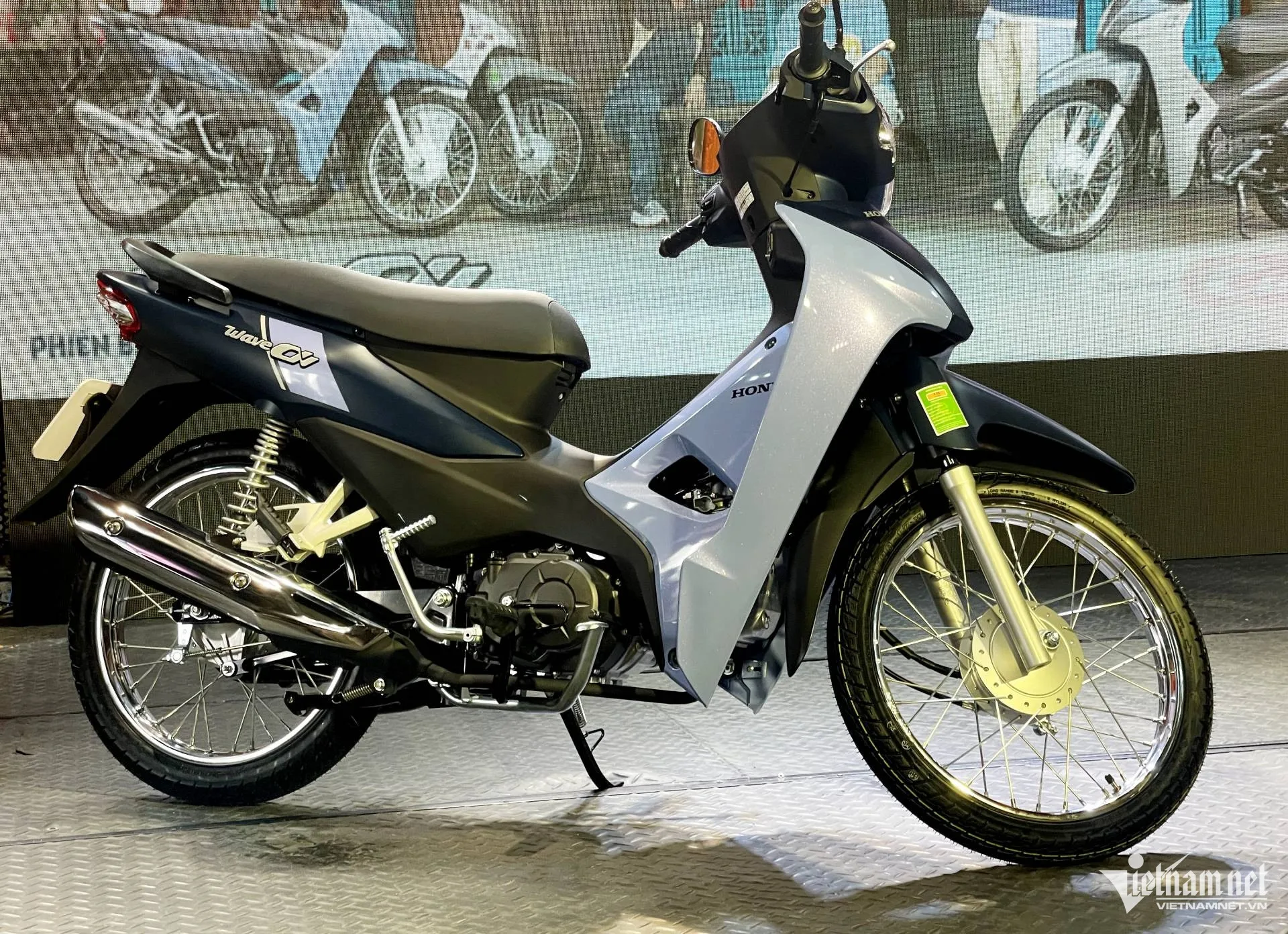 Chiếc xe Honda Wave Alpha màu trắng đang đậu trong sân