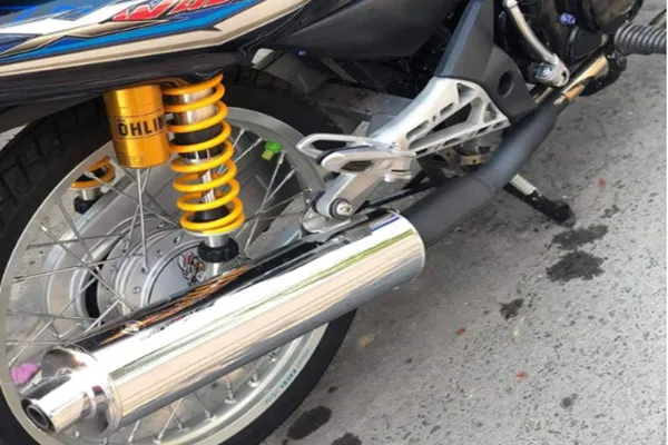 Wave độ phuộc Ohlins phổ biến với bình dầu rời, một biểu tượng của sự chịu chơi