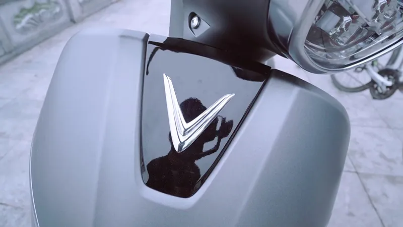 Logo chữ V mạ crom trên thân xe VinFast Klara A1