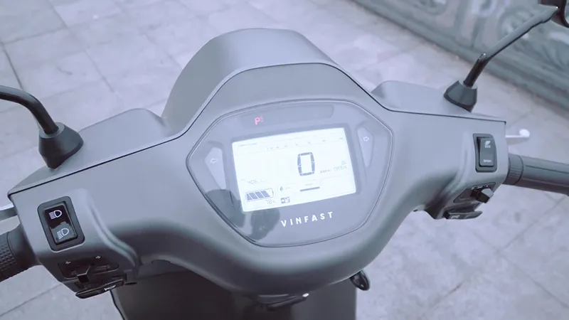 Màn hình đồng hồ kỹ thuật số hiện đại của xe máy điện VinFast Klara A1