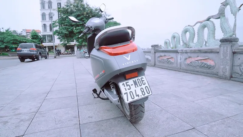 Đuôi xe và cụm đèn hậu LED của xe máy điện VinFast Klara A1