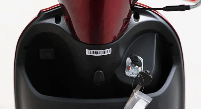 Hộc đựng đồ cá nhân phía trước tích hợp khóa từ trên xe Diamond Ally