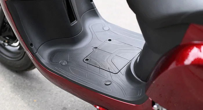 Sàn để chân chống trơn trượt, rộng rãi của xe ga Ally 50 phân khối