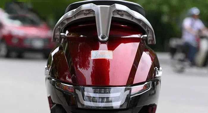 Đuôi xe ga Diamond Ally với cụm đèn hậu LED tạo hình chữ V hiện đại