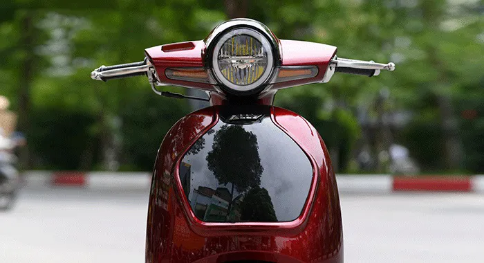 Mặt trước của xe ga 50cc Diamond Ally, nổi bật đèn pha LED tròn lớn