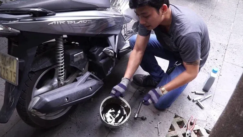 Hướng dẫn khắc phục xe máy bị ngập nước bằng cách thay nhớt