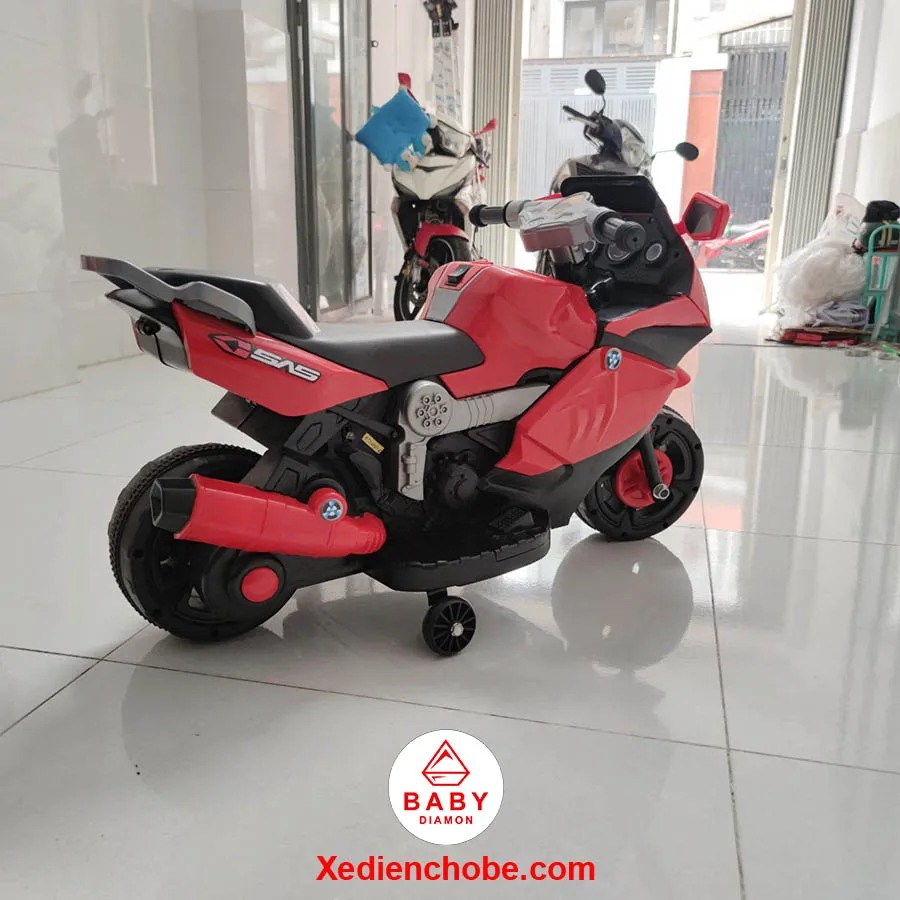 Mẫu xe máy điện cho bé giá rẻ BMW PT 600 màu trắng nổi bật với đèn pha trước