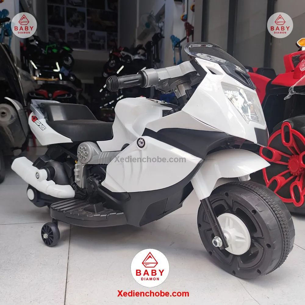 Một bé gái đang vui vẻ chơi với xe máy điện cho bé giá rẻ BMW PT 600