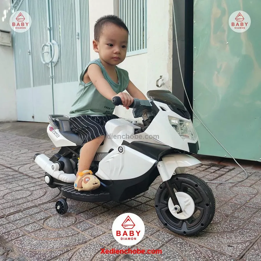 Hình ảnh cận cảnh bánh xe và chân ga của xe máy điện BMW PT 600