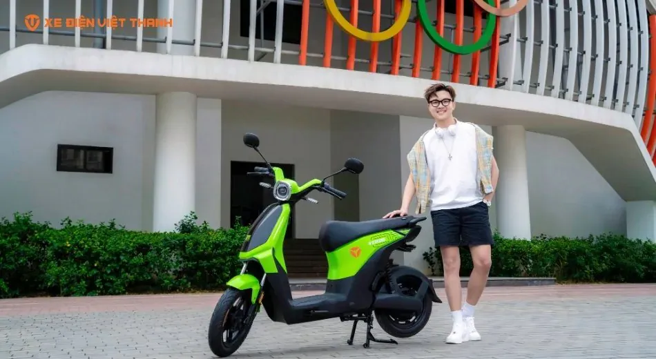 Xe máy điện YADEA Vekoo màu xanh dương với kiểu dáng thể thao năng động