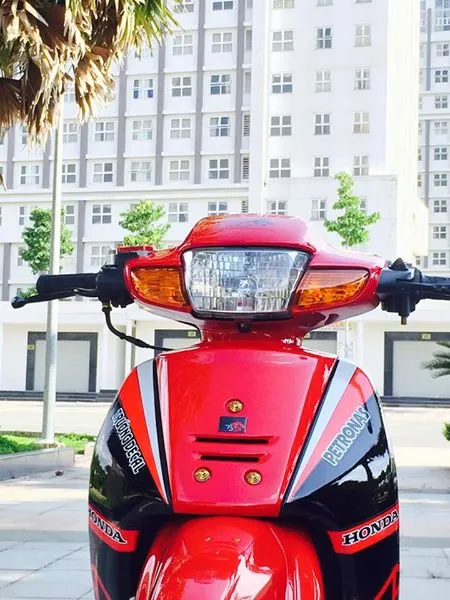 Phần đầu xe Wave đã được độ côn tay, nổi bật tay côn và ghi đông