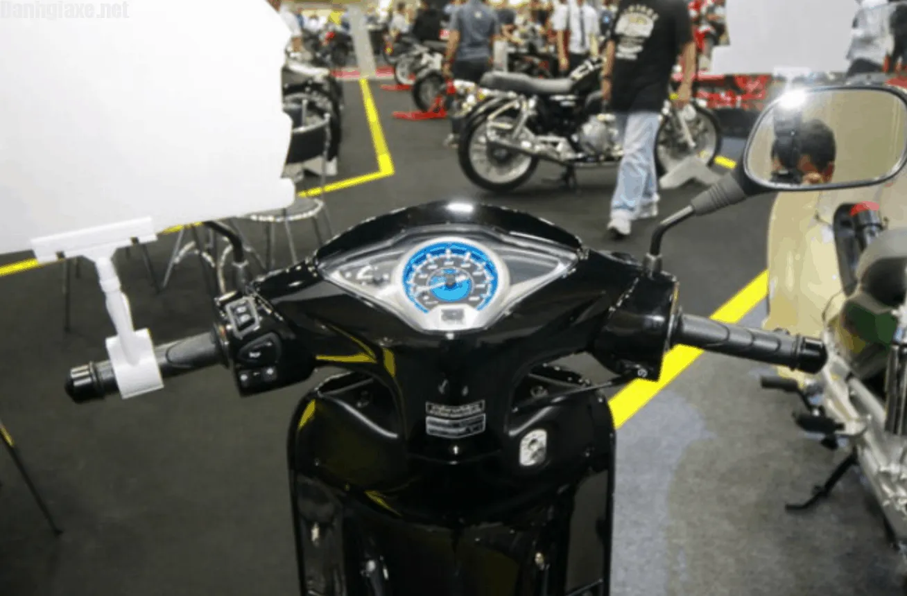 Thiết kế cụm đồng hồ sang trọng với màu nền xanh kim cương