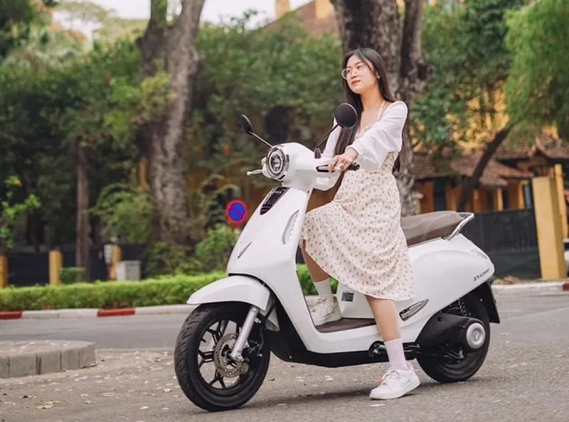 Người điều khiển xe máy điện đang kiểm tra đồng hồ báo pin