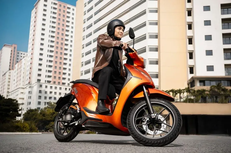 Xe máy điện di chuyển chậm chạp trên đường phố là dấu hiệu của việc hết điện