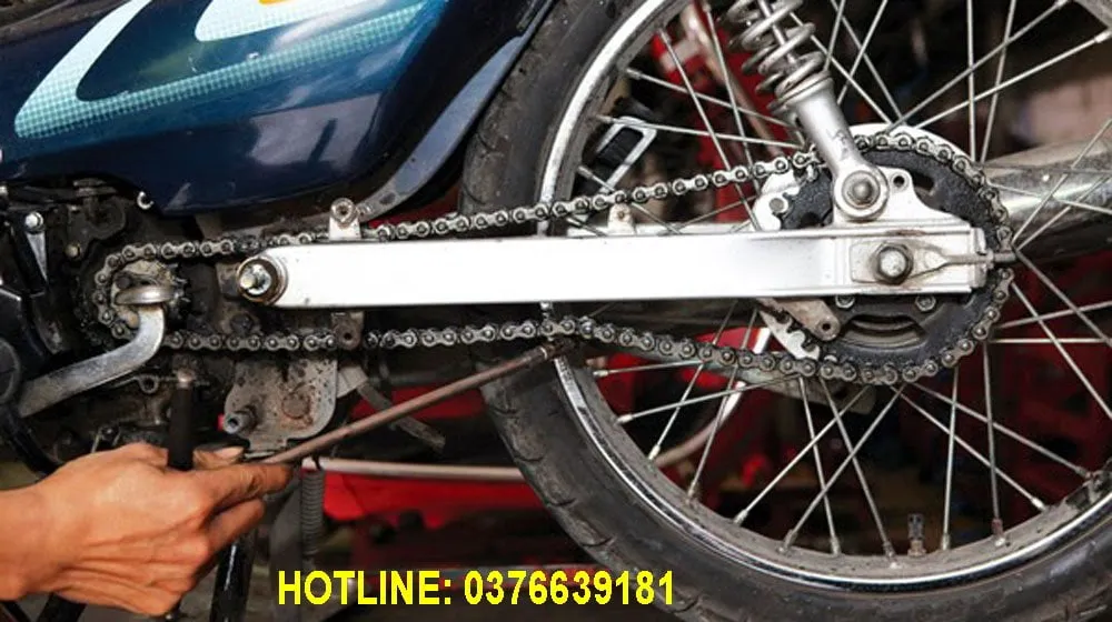 Dấu hiệu xích xe máy bị chùng cần được căng chỉnh