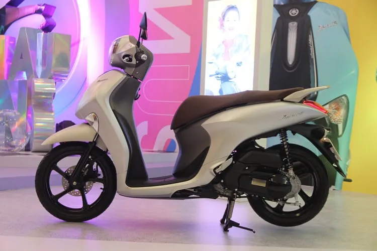 Yamaha Janus màu xanh ngọc, một mẫu tay ga tiết kiệm nhiên liệu