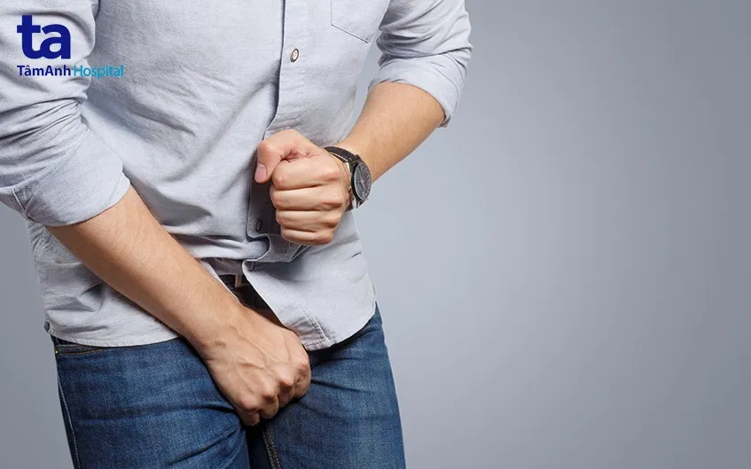 Hình ảnh mô tả các yếu tố nguy cơ mắc bệnh gây đi tiểu ra máu như tuổi tác, tiền sử bệnh và thói quen sinh hoạt